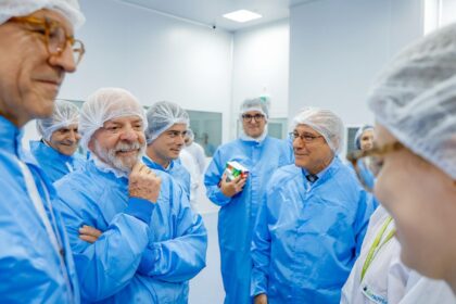 Lula visita fábrica que fornece 19 milhões de produtos ao SUS