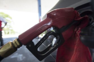 Lula zera imposto e subsidia diesel para conter alta do petróleo
