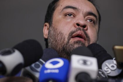 Ministro suspende julgamento que pode cassar governador do Rio