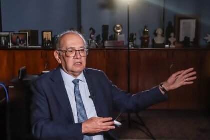 Moraes e Gilmar criticam vazamento de conversas do celular de Vorcaro