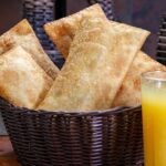 A cerveja na massa cria bolhas e reduz a umidade, deixando a fritura mais leve e crocante