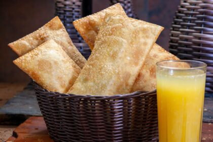 A cerveja na massa cria bolhas e reduz a umidade, deixando a fritura mais leve e crocante