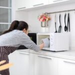 Vapor do limão ajuda a soltar gordura e limpar o micro-ondas facilmente