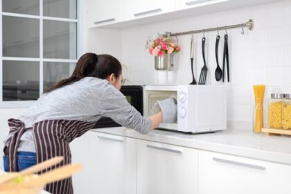 Vapor do limão ajuda a soltar gordura e limpar o micro-ondas facilmente