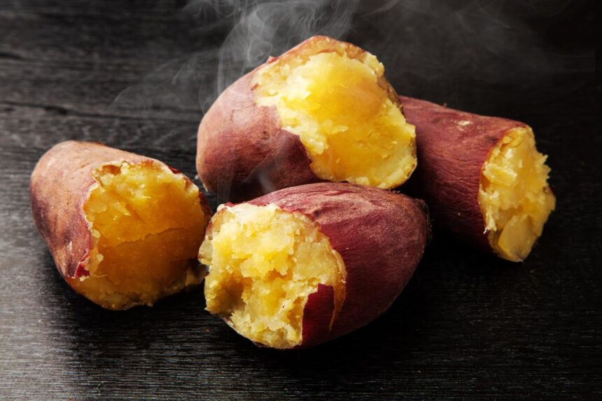 Batata-doce no micro-ondas fica macia em poucos minutos