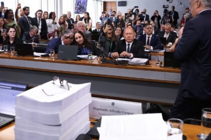 Relatório da CPMI do INSS pede indiciamento de 216 pessoas