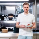 Robô cozinheiro com IA vence prêmio internacional de robótica