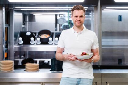 Robô cozinheiro com IA vence prêmio internacional de robótica