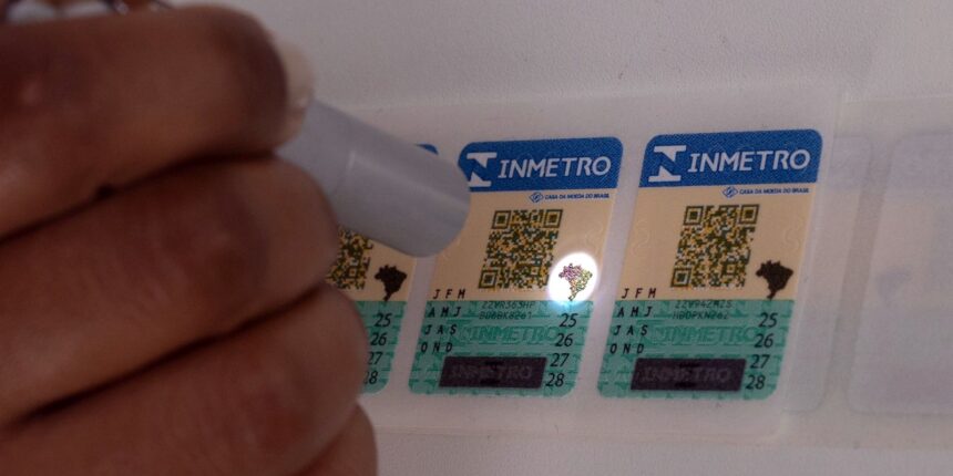 Selos antigos do Inmetro para capacete, extintor e GNV vencem em março