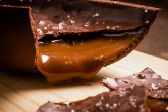 Sem brilho e sem crocância? Aprenda a temperar chocolate do jeito certo