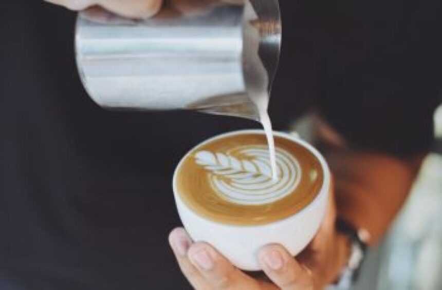 Café cremoso com espuma aerada feito em casa