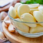 Imagem de dentes de alho em um potinho