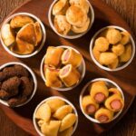 Imagem de vários salgados em potes pequenos separados