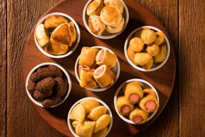 Imagem de vários salgados em potes pequenos separados