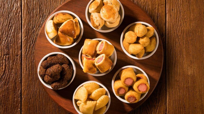 Imagem de vários salgados em potes pequenos separados