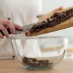 Pessoa derretendo chocolate