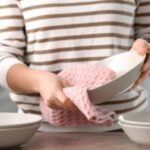 Truque com bicarbonato ajuda a remover manchas e deixar o pano de prato mais branquinho