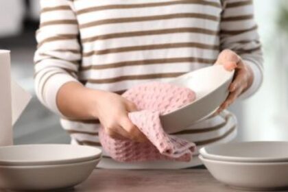 Truque com bicarbonato ajuda a remover manchas e deixar o pano de prato mais branquinho