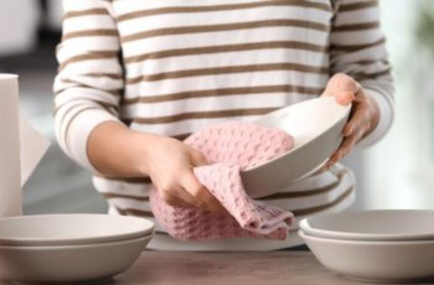 Truque com bicarbonato ajuda a remover manchas e deixar o pano de prato mais branquinho