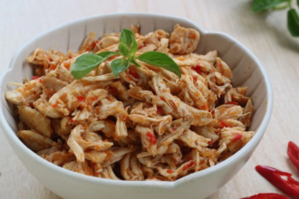 Agitar a panela de pressão ajuda a desfiar o frango em poucos segundos