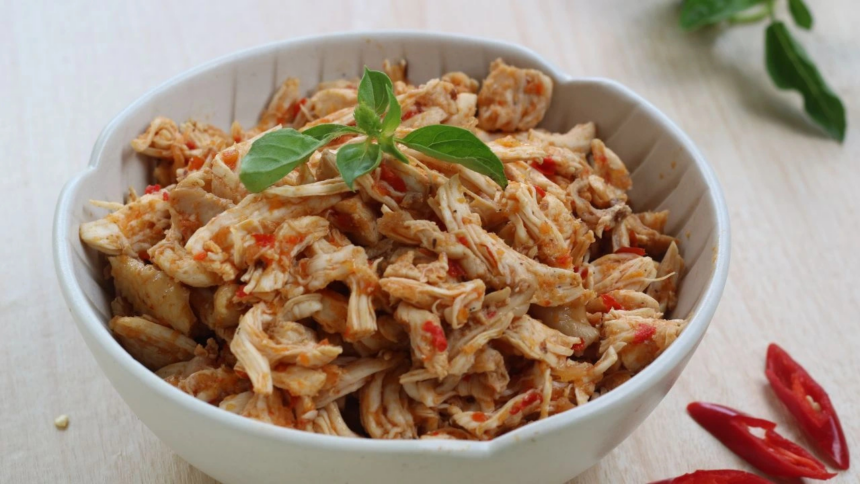 Agitar a panela de pressão ajuda a desfiar o frango em poucos segundos