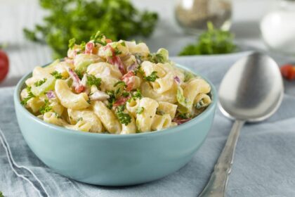 Imagem de um pote pequeno de cerâmica com macarronese