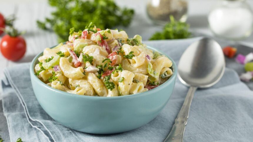 Imagem de um pote pequeno de cerâmica com macarronese