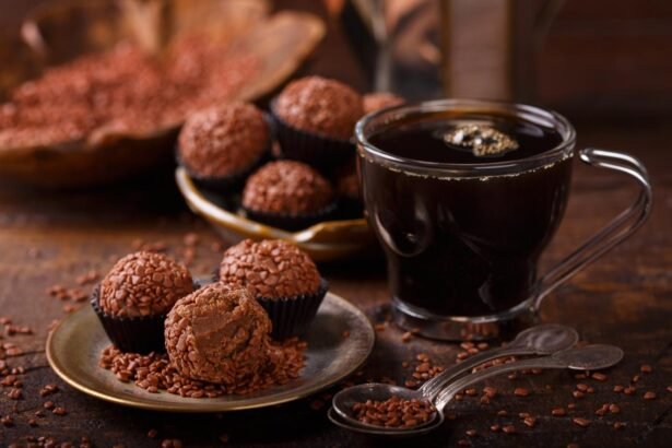 A foto mostra brigadeiros enrolados dentro de um prato com uma xícara de café.