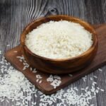 Imagem de um pouco de arroz cru em uma panela