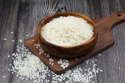 Imagem de um pouco de arroz cru em uma panela