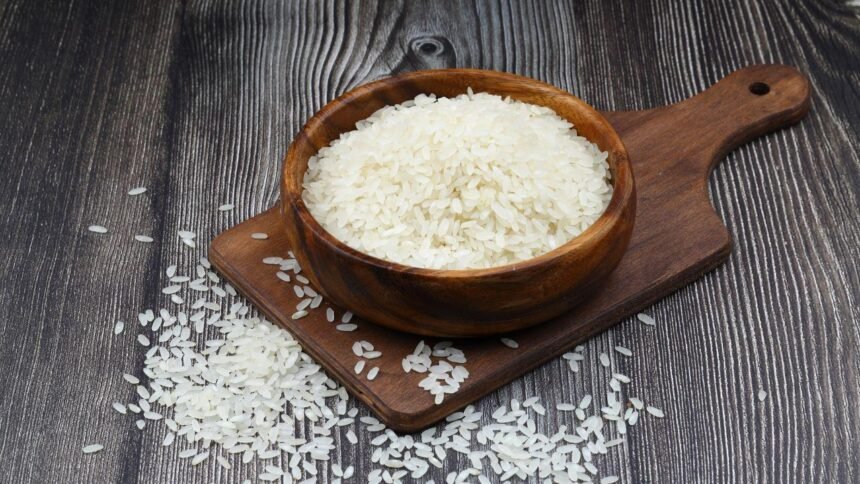 Imagem de um pouco de arroz cru em uma panela