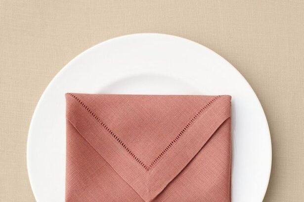 6 formas criativas de dobrar guardanapos e impressionar à mesa