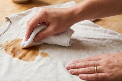 Adeus, sujeira: veja como remover manchas de café de tecidos com facilidade