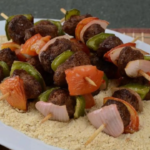 Churrasco vegano reúne legumes, proteínas vegetais e acompanhamentos saborosos