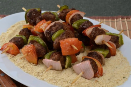 Churrasco vegano reúne legumes, proteínas vegetais e acompanhamentos saborosos