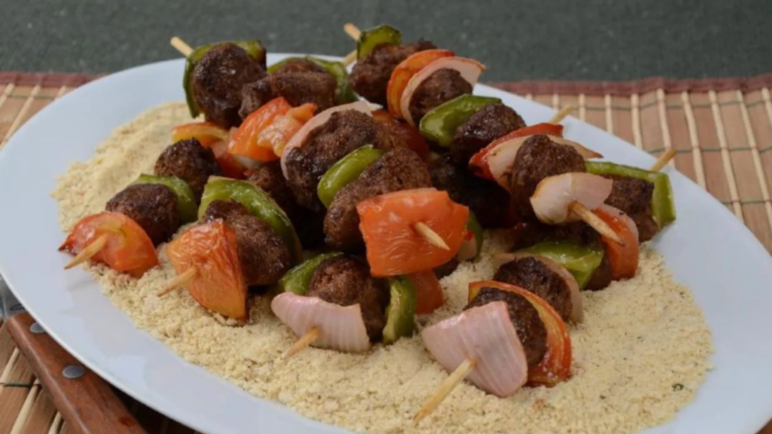 Churrasco vegano reúne legumes, proteínas vegetais e acompanhamentos saborosos