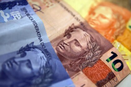 Aposentados e pensionistas do INSS começam a receber 13º nesta sexta