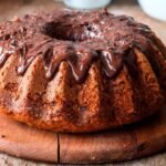 Imagem de um bolo de chocolate com cobertura