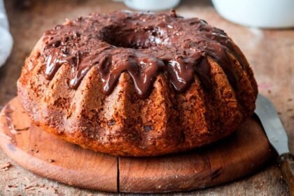 Imagem de um bolo de chocolate com cobertura