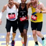 Brasileiro vira manchete por ato de empatia na Maratona de Boston