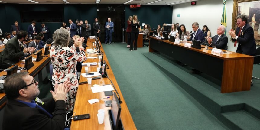 CCJ aprova admissibilidade de propostas que acabam com escala 6x1