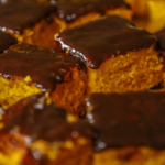 Calda durinha ou cremosa muda totalmente a textura do bolo de cenoura