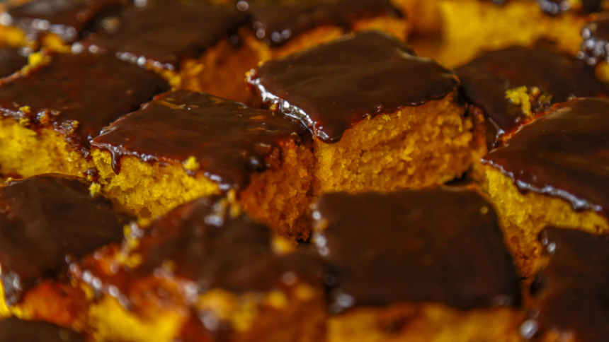 Calda durinha ou cremosa muda totalmente a textura do bolo de cenoura