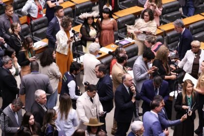 Câmara vota para derrubar veto ao PL da Dosimetria; falta o Senado
