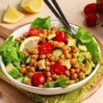 Imagem de uma salada com grão de bico