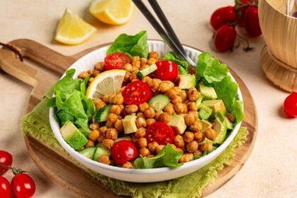 Imagem de uma salada com grão de bico