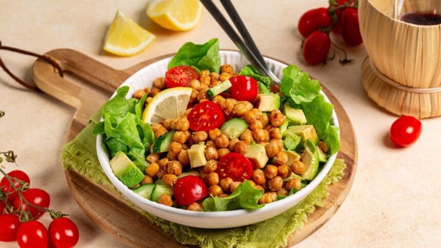 Imagem de uma salada com grão de bico