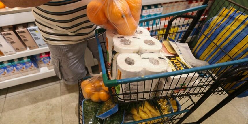 Cesta básica fica mais cara em todas as capitais brasileiras em março