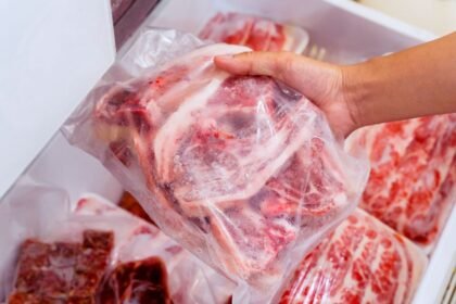 Como é o jeito certo de descongelar carne? Aprenda aqui
