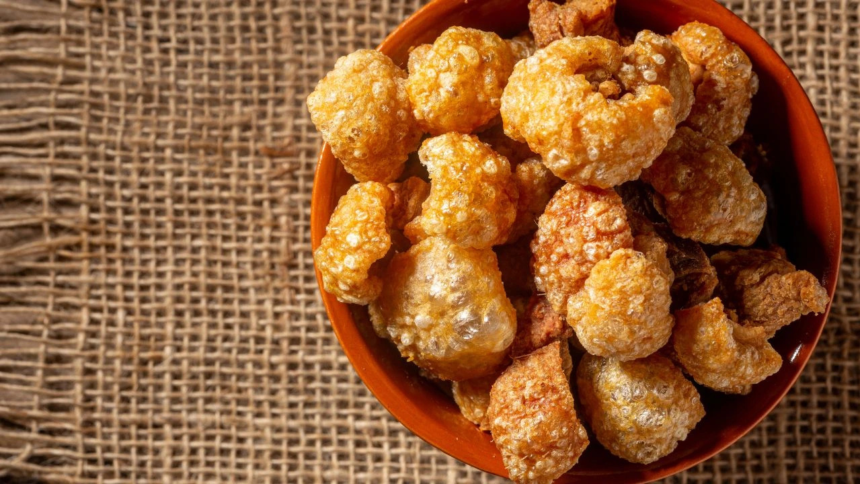 Torresmo na air fryer fica crocante e com pururuca perfeita seguindo alguns cuidados no preparo